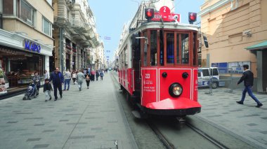 İstanbul, Türkiye - 14 Mar 2020: İstanbul, Türkiye 'de Taksim' in nostaljik kırmızı tramvayı.