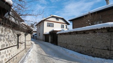 Bulgaristan 'ın Bansko kentindeki Long Back Alley Stone Pavement Pirin Dağı' nda bir kayak merkezi