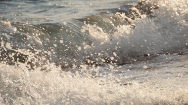 Dalgaların yakın çekim sahili ıslak kumlar kuruyor, sinematik dof