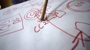 İş konsepti. Veri belgesi grafiği grafiği gösteren işadamı, yönetim stratejisi analizi için pazarlama geliştirme planı sunuyor.