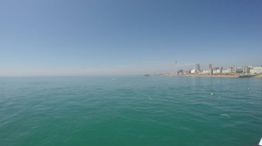 BRIGHTON, İngiltere - 09 Temmuz 2017: Brighton 'da sıcak bir yaz gününde rıhtımın ve sahil şeridinin görüntüsü