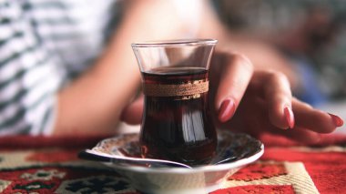 İstanbul 'daki Galata Köprüsü' nde İspanyol kadın Türk çayı içiyor