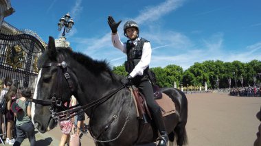 LONDON, İngiltere - 17 Temmuz 2017: Başkent Polisi Buckingham Sarayı 'nı Güvenlik Değişikliği Seremonisi sırasında teröristlerden koruyan atlarıyla
