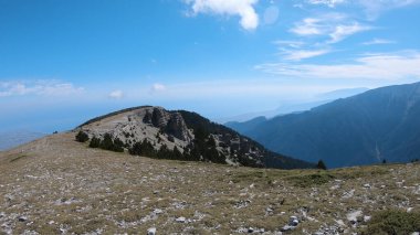 Olimpiyat, Yunanistan - 22 Temmuz 2018: Yunanistan 'da yaz mevsiminde Olimpos dağlarının panoramik manzarası