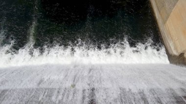 Su drenajı için barajın su girişini azaltır.