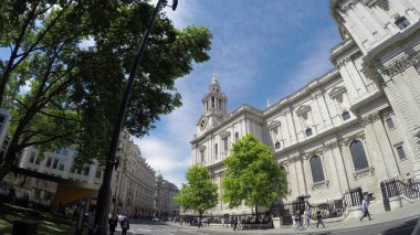 29 Haziran 2017 'de, güneşli bir günde St. Paul Katedrali' nin önünden iki katlı bir gemi geçti.