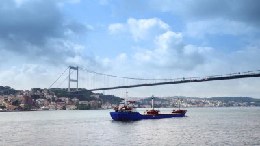 İstanbul, İstanbul 'daki Boğaz köprüsü altından geçen kargo nakliye gemisi