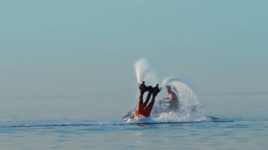 Santorini, Yunanistan - 26 Ağustos 2019: Denizdeki bir uçan tahta binicisinin silueti