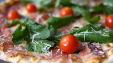 Çeri domatesli lezzetli vejetaryen pizza, mozzarella peyniri ve taze kekik otu. Kapat.