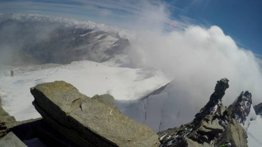 Dağcı Pov İtalyan Alplerin zirvesinde Gran Paradiso için sefere. Kask takma gopro fotoğraf makinesinden görüntülemek
