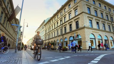 Münih, Almanya - 24 Ağustos 2018: Münih 'te gün batımında trafik, Odeonsplatz manzarası