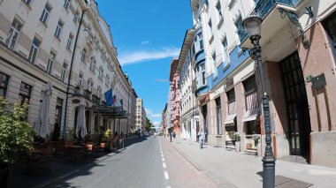 Ljubljana, Slovenya - 05 Mar, 2020: Ljubljana kentsel caddesinde yavaş çekimde yürüyen insanlar