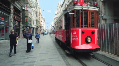 İstanbul, Türkiye - 14 Mar 2020: Taksim Istiklal Caddesi. Retro Tramvay İstanbul, Türkiye