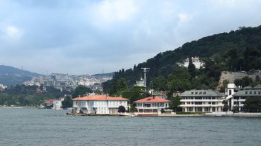 Yerel halkın hafta sonu ikametgahı olarak kullandığı boğaz dolusu ev.