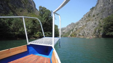 Küçük kanyon Matka teknesi ve Makedonya 'nın Üsküp kentindeki gölden inanılmaz manzara