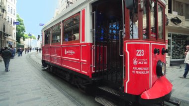 İstanbul, Türkiye - 14 Mar 2020: Taksim Istiklal Caddesi. Retro Tramvay İstanbul, Türkiye