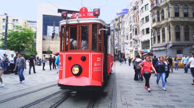İstanbul, Türkiye - 14 Mar 2020: İstanbul, Türkiye 'de Taksim' in nostaljik kırmızı tramvayı.