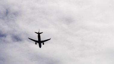 Modern büyük uçak gökyüzünde uçuyor.