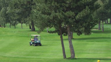 Bansko, Bulgaristan - 12 Sep, 2019: Oyuncular golf sahasında at arabasıyla geziyorlar