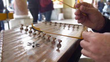 Sokak Müzisyeni Santur 'u Futbol Yolunda Çalıyor