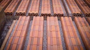 İnşaat alanındaki ticari beton döşeme inşaatı betonun üstüne çıkmadan önce