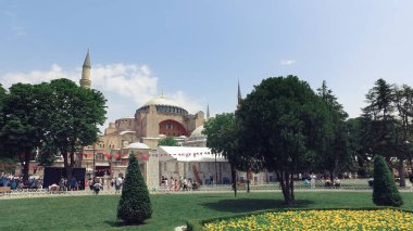 Sultanahmet meydanında palmiye ağaçları ve çiçeklerle Aya Sofya manzarası