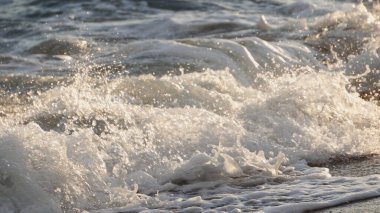 Dalgaların yakın çekim sahili ıslak kumlar kuruyor, sinematik dof