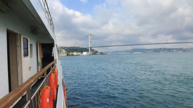 Tekne turizm gezisinden Pov İstanbul, Türkiye 'deki İstanbul Boğaz Köprüsü altında