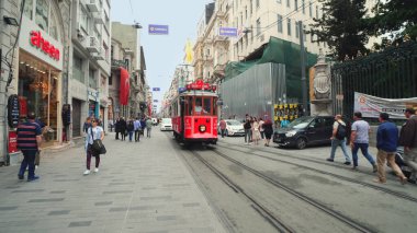 İstanbul, Türkiye - 14 Mar 2020: Istiklal Caddesi üzerinde geleneksel kırmızı tramvay