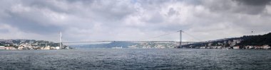 Gökyüzünde muhteşem bulutlar olan güneşli bir günde Boğaz Köprüsü 'nden Boğaz' a panoramik bir manzara.