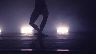 Kara Duman Sahnesinde Kadın Dansçı