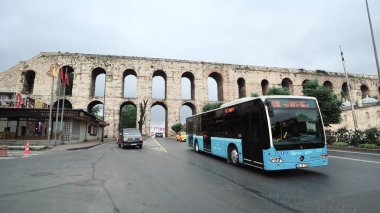Atatürk Bulvarı ve Valens 'in Antik Roma su kemeri. İmparator Valens tarafından 4. yüzyılın sonlarında, şehrin en önemli simgelerinden biri olarak inşa edildi.