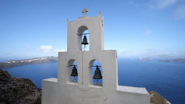Yunanistan 'ın Santorini adasındaki Santorini adasındaki volkanik kalderanın kenarında yer alan Agios Nikolaos Yunan-ortodoks şapelinin çanları Santorini' nin kalbine yakındır.