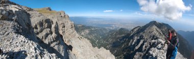 Olimpiyat, Yunanistan - 22 Temmuz 2018: Yunanistan 'da yaz mevsiminde Olimpos dağlarının panoramik manzarası