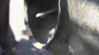 İnşaat alanında beton karıştırıcı, yakın plan.