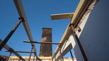 Tahta levhalar ve güneş parlıyor. İnşaat yanıyor. Yangın evi tamiri.