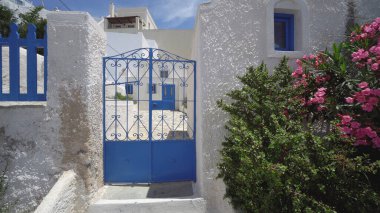 Yunanistan 'ın Santorini adasındaki büyük ev bahçesinin girişi