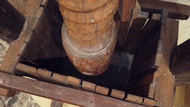 Vothonas 'taki Koutsoyannopoulos Şaraphanesi' nde şarap üretimi için eski bir ekipman. Mahzenlerde antik çağlarda şarabın nasıl üretildiğine dair eski nesneler ve figürler vardır.