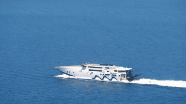 Navigasyon ve hava manzaralı lüks bir yat.