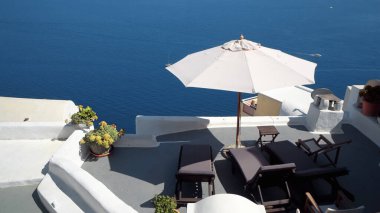 Aegran Denizi 'ne bakan terasta Santorini gölgesi..