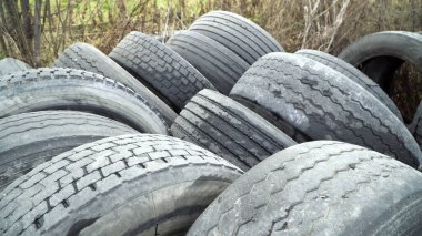 Kullanılmış araba lastikleri doğaya yasa dışı olarak atılmış.