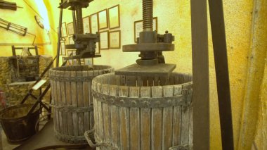 Fira, Santorini - 25 Mayıs 2019: Vothonas 'taki Koutsoyannopoulos Şarap ve Şarap Müzesi. Mahzenlerde antik çağlarda şarabın nasıl üretildiğine dair eski nesneler ve figürler vardır.