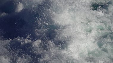 İnanılmaz mavi Akdeniz ve okyanusu geçen yolcu gemisinin uyanışı. Deniz yüzeyindeki derin mavi sularda beyaz dalgalar..