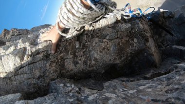 Olymp, Yunanistan - 22 Temmuz 2018: Dağcı kayalık zirveden tehlikeli bir şekilde düştü Mytikas 'ın en yüksek Olimpiyat zirvesi, aşırı tırmanma, dikey yönelim