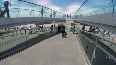 LONDON, ENGLAND- 29 Haziran 2017: Londra 'daki Milenyum Köprüsü' nde Turist POV