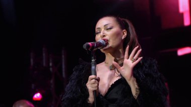 Bansko, Bulgaristan - 08 Sep, 2019: Sırp ünlü şarkıcı Ceca Raznatoviç Bulgaristan 'ın Bansko kentinde bir konser veriyor