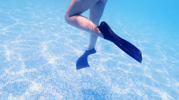 Enfant Avec Nageoires Nageoires Dans Piscine Vue Sous Marine Ralenti — Photo