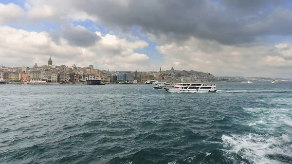 Turista Hajókirándulás Városképpel Bosphorus Szoros Feletti Híddal Isztambulban — Stock Fotó