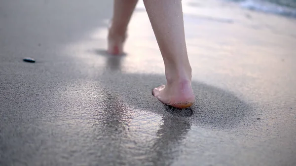 Mulher Andando Uma Praia — Fotografia de Stock