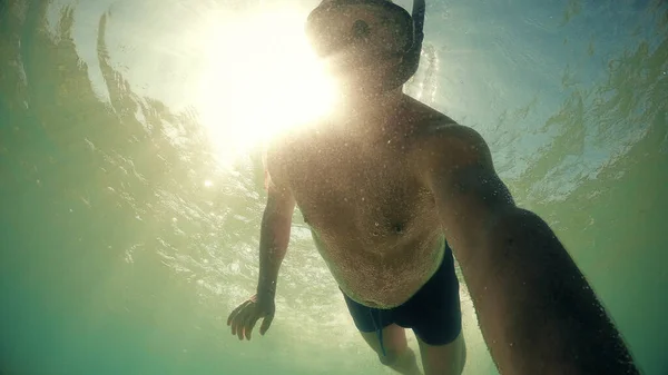 Selfie Del Hombre Nadando Superficie Del Agua Gopro Tiro Cúpula —  Fotos de Stock